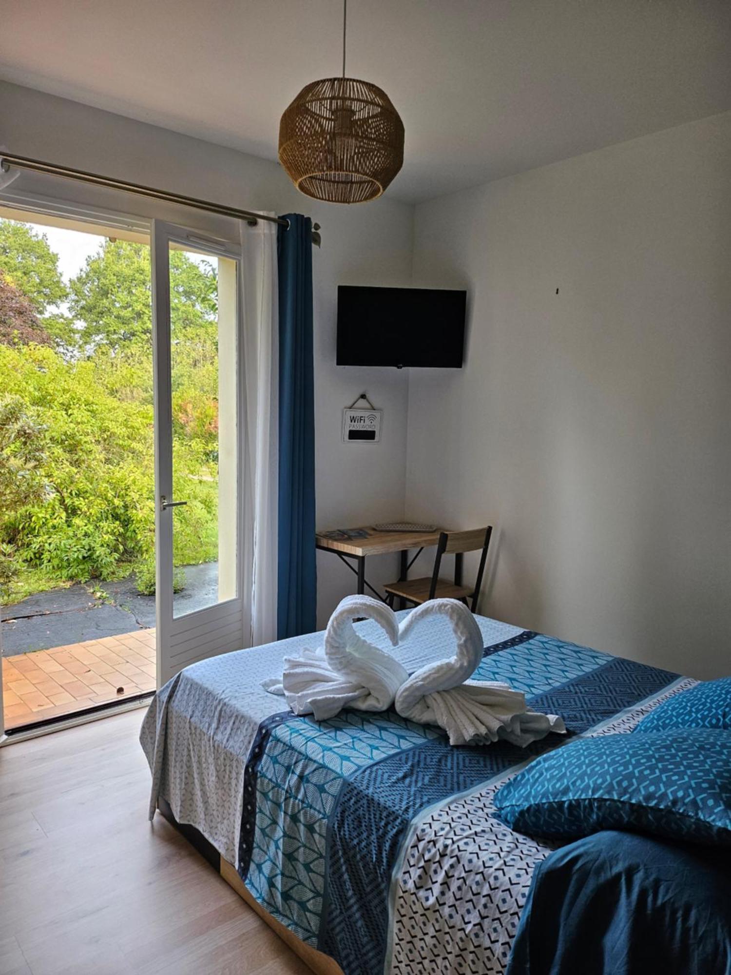 Les Chambres D'Estelle Guécélard Habitación foto